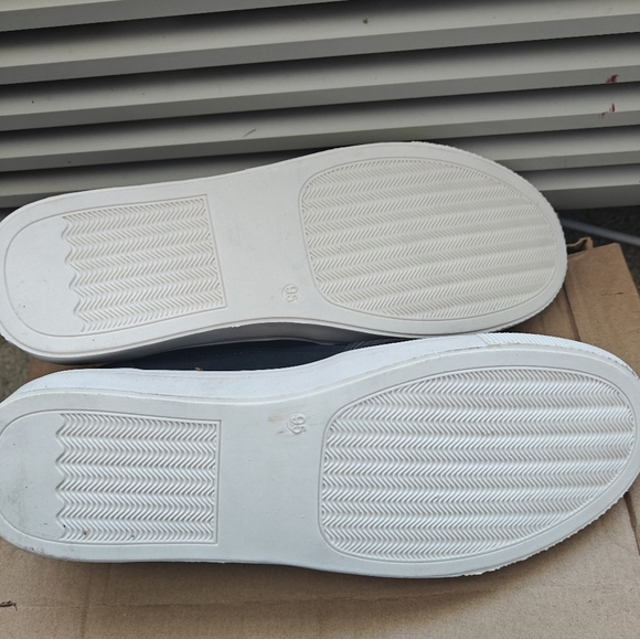 Women's Slip On Casual Fashion Sneakers - Picture 3 of 3